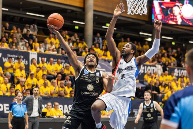 GER, ENBL VIMODROM Final 4, Halbfinale 2, SYNTAINICS MBC - Manchester Basketball. 22.04.2026, Stadthalle, Weißenfels, GER, ENBL VIMODROM Final 4, Halbfinale 2, SYNTAINICS MBC - Manchester Basketball. Marcus Foster (Syntainics MBC, 5), Othniel Shelton (Manchester Basketball, 30) Â Foto Alexander Trienitz Weißenfels Stadthalle Sachsen-Anhalt Deutschland