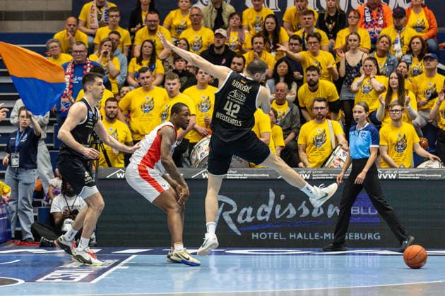 GER, ENBL VIMODROM Final 4, Halbfinale 2, SYNTAINICS MBC - Manchester Basketball. 22.04.2026, Stadthalle, Weißenfels, GER, ENBL VIMODROM Final 4, Halbfinale 2, SYNTAINICS MBC - Manchester Basketball. Nemanja Djurisic (Syntainics MBC, 42) verpasst den Ball  Foto Alexander Trienitz Weißenfels Stadthalle Sachsen-Anhalt Deutschland