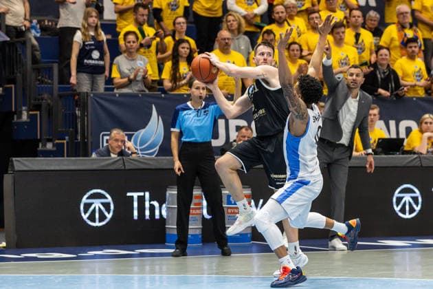 GER, ENBL VIMODROM Final 4, Halbfinale 2, SYNTAINICS MBC - Manchester Basketball. 22.04.2026, Stadthalle, Weißenfels, GER, ENBL VIMODROM Final 4, Halbfinale 2, SYNTAINICS MBC - Manchester Basketball. Spencer Reaves (Syntainics MBC, 31), Pjay Smith Jr. (Manchester Basketball, 0) Â Foto Alexander Trienitz Weißenfels Stadthalle Sachsen-Anhalt Deutschland