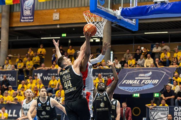 GER, ENBL VIMODROM Final 4, Halbfinale 2, SYNTAINICS MBC - Manchester Basketball. 22.04.2026, Stadthalle, Weißenfels, GER, ENBL VIMODROM Final 4, Halbfinale 2, SYNTAINICS MBC - Manchester Basketball. Jure Planinic (Syntainics MBC, 44), Othniel Shelton (Manchester Basketball, 30) Â Foto Alexander Trienitz Weißenfels Stadthalle Sachsen-Anhalt Deutschland