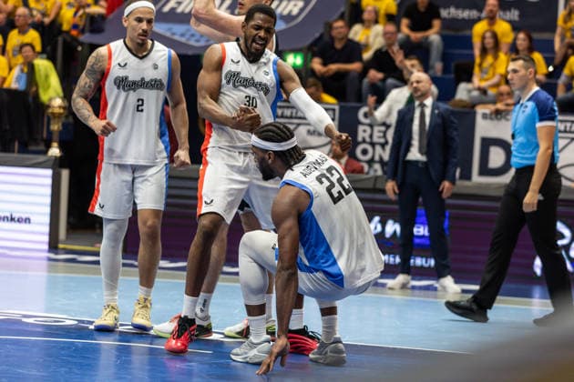 GER, ENBL VIMODROM Final 4, Halbfinale 2, SYNTAINICS MBC - Manchester Basketball. 22.04.2026, Stadthalle, Weißenfels, GER, ENBL VIMODROM Final 4, Halbfinale 2, SYNTAINICS MBC - Manchester Basketball. Othniel Shelton (Manchester Basketball, 30)) hilft Tim Adetukasi (Manchester Basketball, 22) auf  Foto Alexander Trienitz Weißenfels Stadthalle Sachsen-Anhalt Deutschland