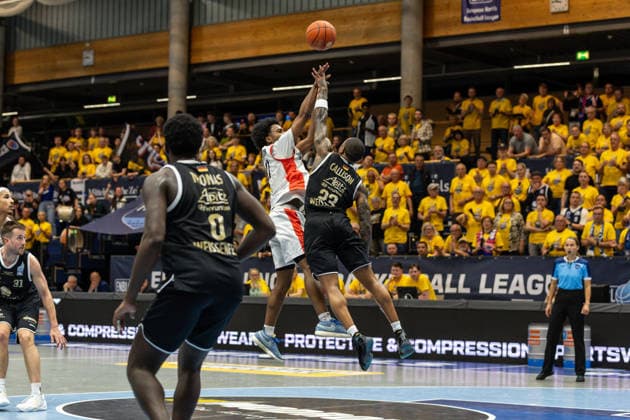 GER, ENBL VIMODROM Final 4, Halbfinale 2, SYNTAINICS MBC - Manchester Basketball. 22.04.2026, Stadthalle, Weißenfels, GER, ENBL VIMODROM Final 4, Halbfinale 2, SYNTAINICS MBC - Manchester Basketball. Jordon Johnson (Manchester Basketball, 11), Charles Callison (Syntainics MBC, 23) Â Foto Alexander Trienitz Weißenfels Stadthalle Sachsen-Anhalt Deutschland