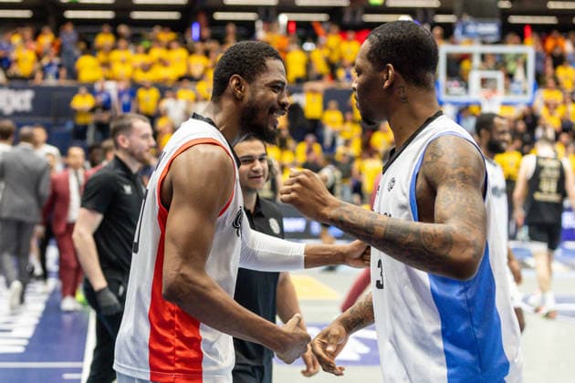 GER, ENBL VIMODROM Final 4, Halbfinale 2, SYNTAINICS MBC - Manchester Basketball. 22.04.2026, Stadthalle, Weißenfels, GER, ENBL VIMODROM Final 4, Halbfinale 2, SYNTAINICS MBC - Manchester Basketball. Othniel Shelton (Manchester Basketball, 30) und äGabe Osabuohien (Manchester Basketball, 3) freuen sich über den Sieg  Foto Alexander Trienitz Weißenfels Stadthalle Sachsen-Anhalt Deutschland