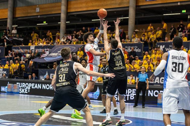 GER, ENBL VIMODROM Final 4, Halbfinale 2, SYNTAINICS MBC - Manchester Basketball. 22.04.2026, Stadthalle, Weißenfels, GER, ENBL VIMODROM Final 4, Halbfinale 2, SYNTAINICS MBC - Manchester Basketball. DJ Mitchell (Manchester Basketball, 8), Jure Planinic (Syntainics MBC, 44) Â Foto Alexander Trienitz Weißenfels Stadthalle Sachsen-Anhalt Deutschland