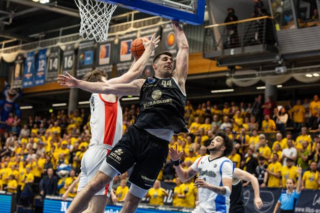 GER, ENBL VIMODROM Final 4, Halbfinale 2, SYNTAINICS MBC - Manchester Basketball. 22.04.2026, Stadthalle, Weißenfels, GER, ENBL VIMODROM Final 4, Halbfinale 2, SYNTAINICS MBC - Manchester Basketball. Jure Planinic (Syntainics MBC, 44), Matthew Nicholson (Manchester Basketball, 34) Â Foto Alexander Trienitz Weißenfels Stadthalle Sachsen-Anhalt Deutschland
