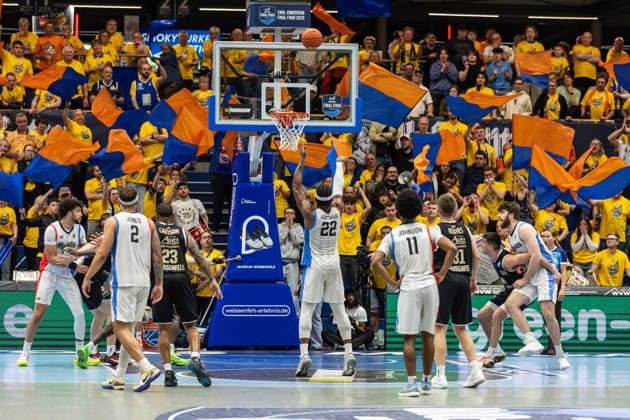 GER, ENBL VIMODROM Final 4, Halbfinale 2, SYNTAINICS MBC - Manchester Basketball. 22.04.2026, Stadthalle, Weißenfels, GER, ENBL VIMODROM Final 4, Halbfinale 2, SYNTAINICS MBC - Manchester Basketball. Tim Adetukasi (Manchester Basketball, 22) bei einem Freiwurf  Foto Alexander Trienitz Weißenfels Stadthalle Sachsen-Anhalt Deutschland
