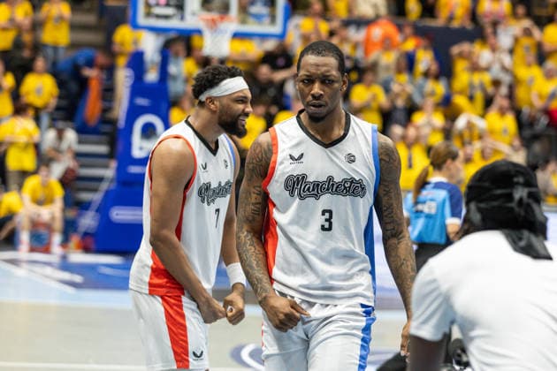 GER, ENBL VIMODROM Final 4, Halbfinale 2, SYNTAINICS MBC - Manchester Basketball. 22.04.2026, Stadthalle, Weißenfels, GER, ENBL VIMODROM Final 4, Halbfinale 2, SYNTAINICS MBC - Manchester Basketball. Gabe Osabuohien (Manchester Basketball, 3) und Zak Irvin (Manchester Basketball, 7) freuen sich über den Sieg  Foto Alexander Trienitz Weißenfels Stadthalle Sachsen-Anhalt Deutschland