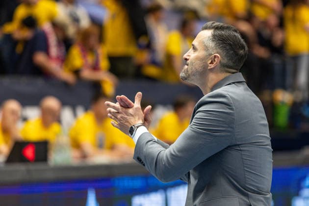 GER, ENBL VIMODROM Final 4, Halbfinale 2, SYNTAINICS MBC - Manchester Basketball. 22.04.2026, Stadthalle, Weißenfels, GER, ENBL VIMODROM Final 4, Halbfinale 2, SYNTAINICS MBC - Manchester Basketball. Matthew Otten (Head Coach), Manchester Basketball bedankt sich bei den Fans  Foto Alexander Trienitz Weißenfels Stadthalle Sachsen-Anhalt Deutschland