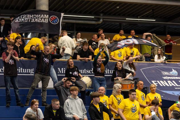 GER, ENBL VIMODROM Final 4, Halbfinale 2, SYNTAINICS MBC - Manchester Basketball. 22.04.2026, Stadthalle, Weißenfels, GER, ENBL VIMODROM Final 4, Halbfinale 2, SYNTAINICS MBC - Manchester Basketball. Fans von Manchester Basketball freuen sich über den Sieg Â Foto Alexander Trienitz Weißenfels Stadthalle Sachsen-Anhalt Deutschland