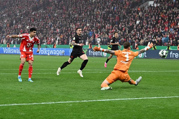 22.04.2026, xsltx, Fussball DFB Pokal 1 2 Finale, Bayer 04 Leverkusen - FC Bayern München v.l. Luis Diaz (FC Bayern Muenchen) Torschuetze, erzielt das Tor, Treffer, scores the goal 0:2 Mark Flekken (Bayer 04 Leverkusen) (DFL DFB REGULATIONS PROHIBIT ANY USE OF PHOTOGRAPHS as IMAGE SEQUENCES and or QUASI-VIDEO) Leverkusen *** 22 04 2026, xsltx, Fußball DFB Pokal 1 2 Finale, Bayer 04 Leverkusen FC Bayern München v l Luis Diaz FC Bayern Muenchen Torschuetze, erzielt das Tor, Treffer, scores the goal 0 2 Mark Flekken Bayer 04 Leverkusen DFL DFB REGULATIONS PROHIBIT ANY USE OF PHOTOGRAPHS as IMAGE SEQUENCES and or QUASI VIDEO Leverkusen