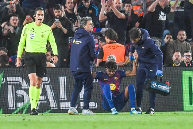 ESP: LaLiga EA Sports ; Round 33; FC Barcelona, Barca v RC Celta de Vigo; Lamine Yamal of Barcelona injured on the ground and being attended to by the medical team. FC Barcelona v Celta de Vigo. LaLiga EA Sports , between FC Barcelona v Celta de Vigo played at Spotify Camp Nou Stadium, Seville on April 22, 2026 in Spain; Barcelona Spain Futbol *** ESP LaLiga EA Sports Round 33 FC Barcelona v RC Celta de Vigo Lamine Yamal of Barcelona injured on the ground and being attended to by the medical team FC Barcelona v Celta de Vigo LaLiga EA Sports , between FC Barcelona v Celta de Vigo played at Spotify Camp Nou Stadium, Seville on April 22, 2026 in Spain Barcelona Spain Football Copyright: xPacoxLargox xAgenciaxLOFx