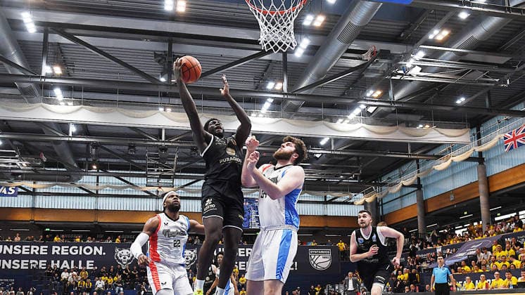 Basketball, ENBL VIMODROM Final Four 2026, Halbfinale, SYNTAINICS MBC (Mitteldeutscher Basketball Club Weissenfels) vs. Manchester Basketball (22.04.2026) 86:89 (49:42) Zweikampf um den Ball am Korb zwischen Khyri Thomas (Guard Syntainics MBC, Rückennummer 0) (li.) und Matthew Matt Nicholson (Center Manchester Basketball, Rückennummer 34) (re.) beim Spiel MBC Weißenfels gegen Manchester Basketball (22.04.2026). Weißenfels Sachsen-Anhalt Deutschland Stadthalle Weißenfels