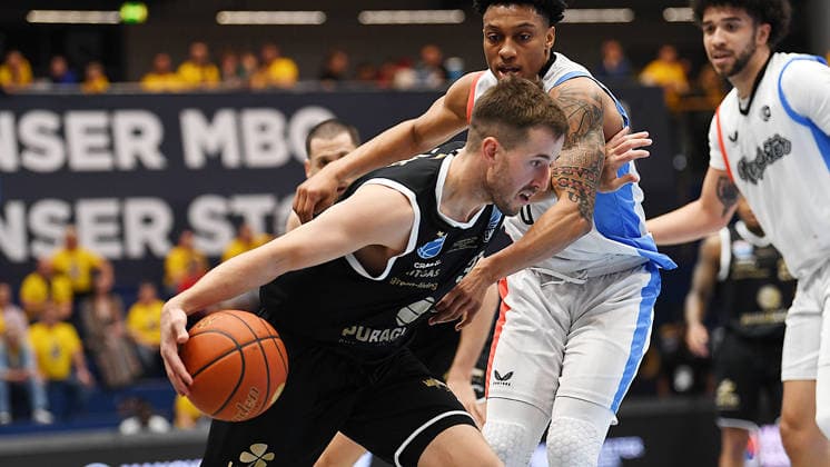 Basketball, ENBL VIMODROM Final Four 2026, Halbfinale, SYNTAINICS MBC (Mitteldeutscher Basketball Club Weissenfels) vs. Manchester Basketball (22.04.2026) 86:89 (49:42) Zweikampf um den Ball zwischen Spencer Reaves (Guard Syntainics MBC, Rückennummer 31) (li.) und PJay Smith (Power Guard Manchester Basketball, Rückennummer 0) (Mitte) beim Spiel MBC Weißenfels gegen Manchester Basketball (22.04.2026) Weißenfels Sachsen-Anhalt Deutschland Stadthalle Weißenfels