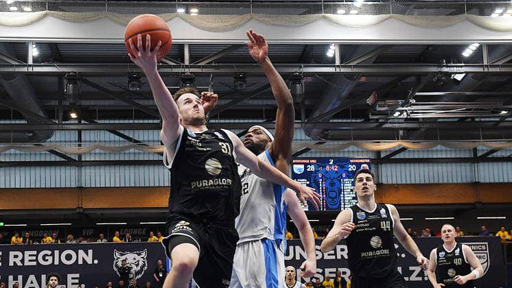 Basketball, ENBL VIMODROM Final Four 2026, Halbfinale, SYNTAINICS MBC (Mitteldeutscher Basketball Club Weissenfels) vs. Manchester Basketball (22.04.2026) 86:89 (49:42) Zweikampf um den Ball zwischen Spencer Reaves (Guard Syntainics MBC, Rückennummer 31) (li.) und Tim Adetukasi (Forward Manchester Basketball, Rückennummer 22) (re.) beim Spiel MBC Weißenfels gegen Manchester Basketball (22.04.2026) Weißenfels Sachsen-Anhalt Deutschland Stadthalle Weißenfels