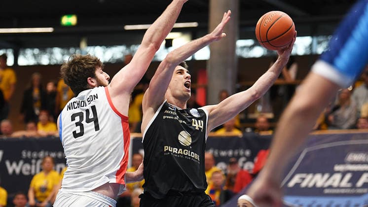 Basketball, ENBL VIMODROM Final Four 2026, Halbfinale, SYNTAINICS MBC (Mitteldeutscher Basketball Club Weissenfels) vs. Manchester Basketball (22.04.2026) 86:89 (49:42) Zweikampf um den Ball zwischen Jure Planinic (Center Syntainics MBC, Rückennummer 44) (re.) und Matthew Matt Nicholson (Center Manchester Basketball, Rückennummer 34) (li.) beim Spiel MBC Weißenfels gegen Manchester Basketball (22.04.2026) Weißenfels Sachsen-Anhalt Deutschland Stadthalle Weißenfels