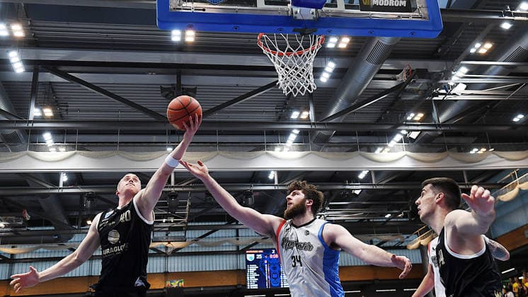Basketball, ENBL VIMODROM Final Four 2026, Halbfinale, SYNTAINICS MBC (Mitteldeutscher Basketball Club Weissenfels) vs. Manchester Basketball (22.04.2026) 86:89 (49:42) Zweikampf um den Ball zwischen Collin Welp (Forward Syntainics MBC, Rückennummer 40) (li.) und Matthew Matt Nicholson (Center Manchester Basketball, Rückennummer 34) (Mitte) beim Spiel MBC Weißenfels gegen Manchester Basketball (22.04.2026) Weißenfels Sachsen-Anhalt Deutschland Stadthalle Weißenfels