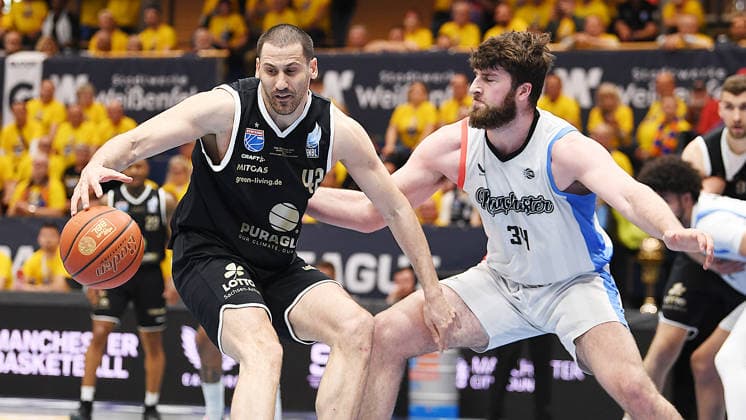 Basketball, ENBL VIMODROM Final Four 2026, Halbfinale, SYNTAINICS MBC (Mitteldeutscher Basketball Club Weissenfels) vs. Manchester Basketball (22.04.2026) 86:89 (49:42) Zweikampf um den Ball zwischen Nemanja Durisic (Forward Syntainics MBC, Rückennummer 42) (li.) und Matthew Matt Nicholson (Center Manchester Basketball, Rückennummer 34) (re.) beim Spiel MBC Weißenfels gegen Manchester Basketball (22.04.2026) Weißenfels Sachsen-Anhalt Deutschland Stadthalle Weißenfels