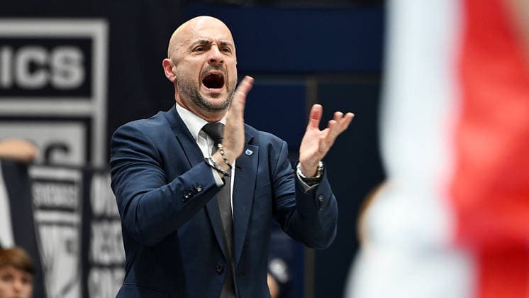 Basketball, ENBL VIMODROM Final Four 2026, Halbfinale, SYNTAINICS MBC (Mitteldeutscher Basketball Club Weissenfels) vs. Manchester Basketball (22.04.2026) 86:89 (49:42) Milenko Bogicevic (Head Coach Syntainics MBC) gestikuliert beim Spiel MBC Weißenfels gegen Manchester Basketball (22.04.2026) Weißenfels Sachsen-Anhalt Deutschland Stadthalle Weißenfels