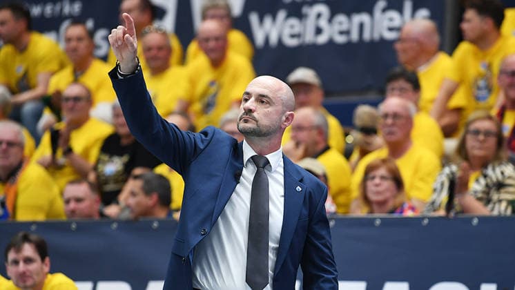 Basketball, ENBL VIMODROM Final Four 2026, Halbfinale, SYNTAINICS MBC (Mitteldeutscher Basketball Club Weissenfels) vs. Manchester Basketball (22.04.2026) 86:89 (49:42) Milenko Bogicevic (Head Coach Syntainics MBC) gestikuliert beim Spiel MBC Weißenfels gegen Manchester Basketball (22.04.2026) Weißenfels Sachsen-Anhalt Deutschland Stadthalle Weißenfels