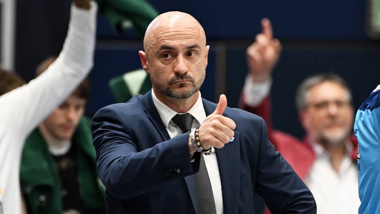 Basketball, ENBL VIMODROM Final Four 2026, Halbfinale, SYNTAINICS MBC (Mitteldeutscher Basketball Club Weissenfels) vs. Manchester Basketball (22.04.2026) 86:89 (49:42) Milenko Bogicevic (Head Coach Syntainics MBC) gestikuliert beim Spiel MBC Weißenfels gegen Manchester Basketball (22.04.2026) Weißenfels Sachsen-Anhalt Deutschland Stadthalle Weißenfels