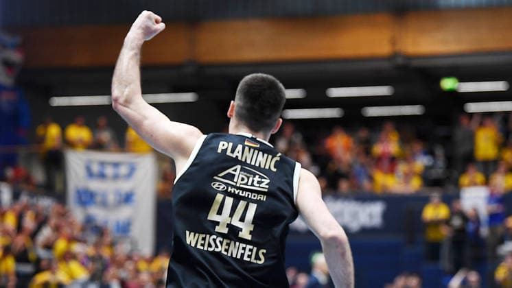 Basketball, ENBL VIMODROM Final Four 2026, Halbfinale, SYNTAINICS MBC (Mitteldeutscher Basketball Club Weissenfels) vs. Manchester Basketball (22.04.2026) 86:89 (49:42) Jure Planinic (Center Syntainics MBC, Rückennummer 44) jubelt beim Spiel MBC Weißenfels gegen Manchester Basketball (22.04.2026) Weißenfels Sachsen-Anhalt Deutschland Stadthalle Weißenfels