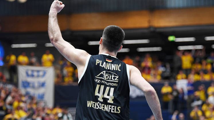 Basketball, ENBL VIMODROM Final Four 2026, Halbfinale, SYNTAINICS MBC (Mitteldeutscher Basketball Club Weissenfels) vs. Manchester Basketball (22.04.2026) 86:89 (49:42) Jure Planinic (Center Syntainics MBC, Rückennummer 44) jubelt beim Spiel MBC Weißenfels gegen Manchester Basketball (22.04.2026) Weißenfels Sachsen-Anhalt Deutschland Stadthalle Weißenfels