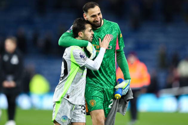Premier League: Burnley v Manchester City Bernardo Silva of Manchester City and Manchester City goalkeeper Gianluigi Donnarumma celebrates 0-1 win after the Premier League match Burnley vs Manchester City at Turf Moor, Burnley, United Kingdom on 22 April 2026 (Photo by Jorge Horsted News Images) Burnley Turf Moor Lancashire United Kingdom Copyright: xJorgexHorsted NewsxImagesx