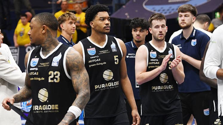 Basketball, ENBL VIMODROM Final Four 2026, Halbfinale, SYNTAINICS MBC (Mitteldeutscher Basketball Club Weissenfels) vs. Manchester Basketball (22.04.2026) 86:89 (49:42) Frust und Ärger bei Spielern des MBC nach der Niederlage im Spiel MBC Weißenfels gegen Manchester Basketball (22.04.2026). Zu sehen u.a. Charles Callison (Guard Syntainics MBC, Rückennummer 23), Marcus Foster (Forward Syntainics MBC, Rückennummer 5), Spencer Reaves (Guard Syntainics MBC, Rückennummer 31). (v.l.n.r.). Weißenfels Sachsen-Anhalt Deutschland Stadthalle Weißenfels