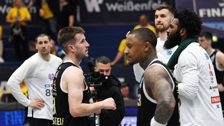 Basketball, ENBL VIMODROM Final Four 2026, Halbfinale, SYNTAINICS MBC (Mitteldeutscher Basketball Club Weissenfels) vs. Manchester Basketball (22.04.2026) 86:89 (49:42) Frust und Ärger bei Spielern des MBC nach der Niederlage im Spiel MBC Weißenfels gegen Manchester Basketball (22.04.2026). Zu sehen u.a. Nemanja Durisic (Forward Syntainics MBC, Rückennummer 42), Spencer Reaves (Guard Syntainics MBC, Rückennummer 31), Charles Callison (Guard Syntainics MBC, Rückennummer 23), R.J. Gunn (Forward Syntainics MBC, Rückennummer 21) (v.l.n.r.). Weißenfels Sachsen-Anhalt Deutschland Stadthalle Weißenfels