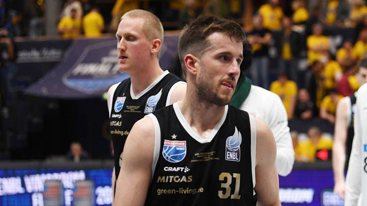 Basketball, ENBL VIMODROM Final Four 2026, Halbfinale, SYNTAINICS MBC (Mitteldeutscher Basketball Club Weissenfels) vs. Manchester Basketball (22.04.2026) 86:89 (49:42) Frust und Ärger bei Spielern des MBC nach der Niederlage im Spiel MBC Weißenfels gegen Manchester Basketball (22.04.2026). Zu sehen u.a. Spencer Reaves (Guard Syntainics MBC, Rückennummer 31) (re.) und Collin Welp (Forward Syntainics MBC, Rückennummer 40) (li.) (v.l.n.r.). Weißenfels Sachsen-Anhalt Deutschland Stadthalle Weißenfels