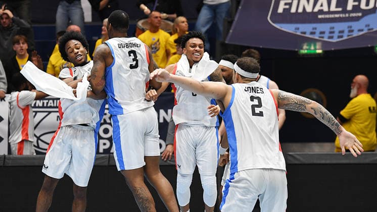 Basketball, ENBL VIMODROM Final Four 2026, Halbfinale, SYNTAINICS MBC (Mitteldeutscher Basketball Club Weissenfels) vs. Manchester Basketball (22.04.2026) 86:89 (49:42) Freude und Jubel bei Spielern von Manchester nach dem Sieg im Spiel MBC Weißenfels gegen Manchester Basketball (22.04.2026). Zu sehen u.a. Jordan Johnson (Guard Manchester Basketball, Rückennummer 11), Gabe Osabuohien (Forward Manchester Basketball, Rückennummer 3), PJay Smith (Power Guard Manchester Basketball, Rückennummer 0), Max Jones (Guard Manchester Basketball, Rückennummer 2) (v.l.n.r.). Weißenfels Sachsen-Anhalt Deutschland Stadthalle Weißenfels