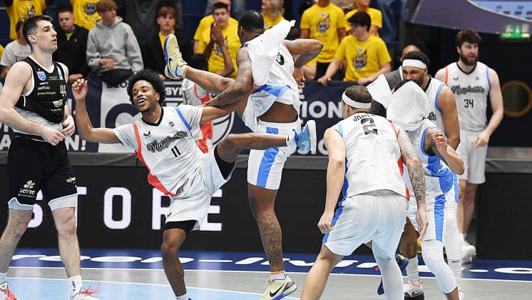 Basketball, ENBL VIMODROM Final Four 2026, Halbfinale, SYNTAINICS MBC (Mitteldeutscher Basketball Club Weissenfels) vs. Manchester Basketball (22.04.2026) 86:89 (49:42) Freude und Jubel bei Spielern von Manchester nach dem Sieg im Spiel MBC Weißenfels gegen Manchester Basketball (22.04.2026). Zu sehen u.a. Jordan Johnson (Guard Manchester Basketball, Rückennummer 11), Gabe Osabuohien (Forward Manchester Basketball, Rückennummer 3), PJay Smith (Power Guard Manchester Basketball, Rückennummer 0), Max Jones (Guard Manchester Basketball, Rückennummer 2) (v.l.n.r.). Ganz links Jure Planinic (Center Syntainics MBC, Rückennummer 44) frustriert. Weißenfels Sachsen-Anhalt Deutschland Stadthalle Weißenfels