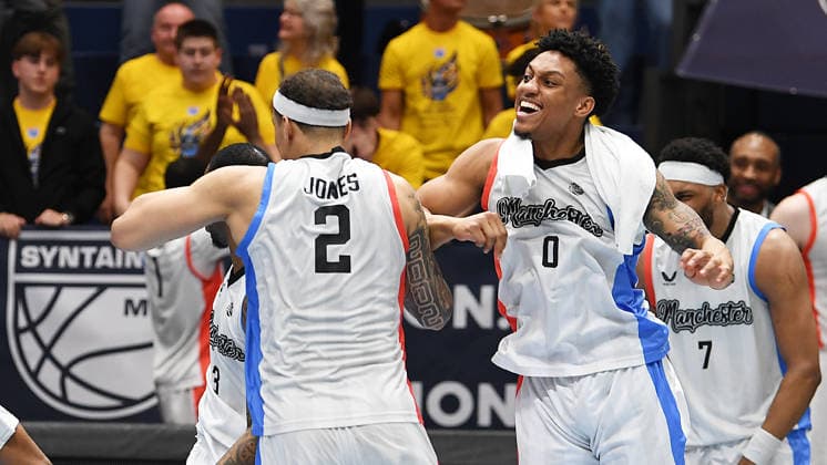 Basketball, ENBL VIMODROM Final Four 2026, Halbfinale, SYNTAINICS MBC (Mitteldeutscher Basketball Club Weissenfels) vs. Manchester Basketball (22.04.2026) 86:89 (49:42) Freude und Jubel bei Spielern von Manchester nach dem Sieg im Spiel MBC Weißenfels gegen Manchester Basketball (22.04.2026). Zu sehen u.a. Gabe Osabuohien (Forward Manchester Basketball, Rückennummer 3), PJay Smith (Power Guard Manchester Basketball, Rückennummer 0), Max Jones (Guard Manchester Basketball, Rückennummer 2), Zak Irvin (Guard Forward Manchester Basketball, Rückennummer 7) (v.l.n.r.). Weißenfels Sachsen-Anhalt Deutschland Stadthalle Weißenfels