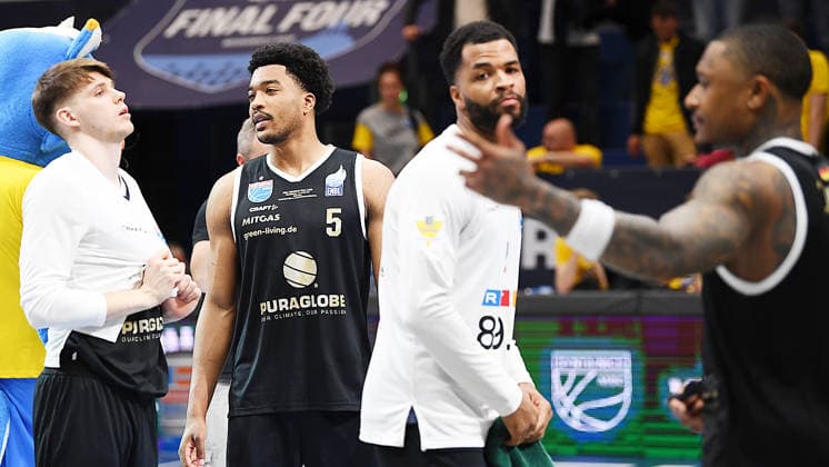 Basketball, ENBL VIMODROM Final Four 2026, Halbfinale, SYNTAINICS MBC (Mitteldeutscher Basketball Club Weissenfels) vs. Manchester Basketball (22.04.2026) 86:89 (49:42) Frust und Ärger bei Spielern des MBC nach der Niederlage im Spiel MBC Weißenfels gegen Manchester Basketball (22.04.2026). Zu sehen u.a. Perttu Blomgren (Guard Syntainics MBC, Rückennummer 20) (v.l.n.r.). Weißenfels Sachsen-Anhalt Deutschland Stadthalle Weißenfels