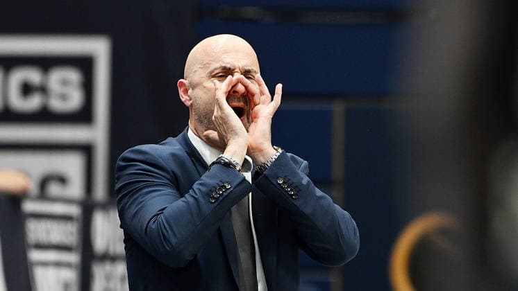 Basketball, ENBL VIMODROM Final Four 2026, Halbfinale, SYNTAINICS MBC (Mitteldeutscher Basketball Club Weissenfels) vs. Manchester Basketball (22.04.2026) 86:89 (49:42) Milenko Bogicevic (Head Coach Syntainics MBC) gestikuliert beim Spiel MBC Weißenfels gegen Manchester Basketball (22.04.2026) Weißenfels Sachsen-Anhalt Deutschland Stadthalle Weißenfels