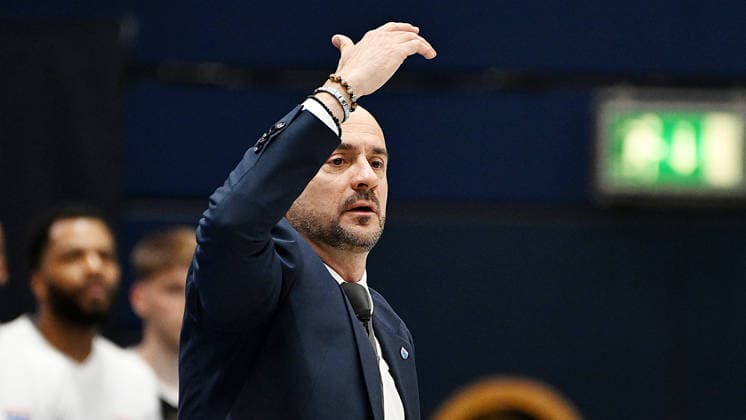 Basketball, ENBL VIMODROM Final Four 2026, Halbfinale, SYNTAINICS MBC (Mitteldeutscher Basketball Club Weissenfels) vs. Manchester Basketball (22.04.2026) 86:89 (49:42) Milenko Bogicevic (Head Coach Syntainics MBC) gestikuliert beim Spiel MBC Weißenfels gegen Manchester Basketball (22.04.2026) Weißenfels Sachsen-Anhalt Deutschland Stadthalle Weißenfels