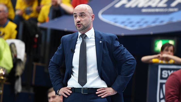 Basketball, ENBL VIMODROM Final Four 2026, Halbfinale, SYNTAINICS MBC (Mitteldeutscher Basketball Club Weissenfels) vs. Manchester Basketball (22.04.2026) 86:89 (49:42) Milenko Bogicevic (Head Coach Syntainics MBC) gestikuliert beim Spiel MBC Weißenfels gegen Manchester Basketball (22.04.2026) Weißenfels Sachsen-Anhalt Deutschland Stadthalle Weißenfels