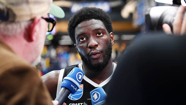 Basketball, ENBL VIMODROM Final Four 2026, Halbfinale, SYNTAINICS MBC (Mitteldeutscher Basketball Club Weissenfels) vs. Manchester Basketball (22.04.2026) 86:89 (49:42) Khyri Thomas (Guard Syntainics MBC, Rückennummer 0) im Interview mit dem MDR ARD nach dem Spiel MBC Weißenfels gegen Manchester Basketball (22.04.2026) Weißenfels Sachsen-Anhalt Deutschland Stadthalle Weißenfels