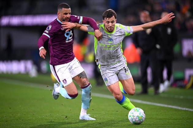 Burnley v Manchester City, Premier League Nico Gonzalez of Manchester City is challenged by Kyle Walker of Burnley during the Burnley v Manchester City Premier League match at Turf Moor, Burnley, England on 22 April 2026 Credit: Ben Roberts Every Second Media Editorial use only. All images are copyright Every Second Media Limited. No images may be reproduced without prior permission. All rights reserved. Premier League and Football League images are subject to licensing agreements with Football DataCo Limited. see https: www.football-dataco.com Copyright: xIMAGO EveryxSecondxMediax ESM-1934-0034 BenxRobertsx xEveryxSecondxMediax