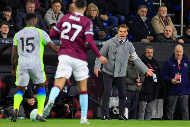 Burnley v Manchester City, Premier League Scott Parker the Burnley manager on the sidelines during the Premier League match between Burnley and Manchester City at Turf Moor, Burnley, UK on 22 April 2026. Burnley Turf Moor Lancashire UK Editorial use only DataCo restrictions apply See www.football-dataco.com , Copyright: xConorxMolloyx PSI-24117-0088