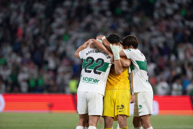 ESP: Elche CF vs Atletico de Madrid. LaLiga EA Sports. Matchday 33 Victor Chust, Dituro and Affengruber during LaLiga EA Sports match, Matchday 33, first leg, between Elche CF and AtlÃ tico de Madrid played at Martinez Valero Stadium on April 22, 2026 in Elche Spain Elche Spain Football *** ESP Elche CF vs Atletico de Madrid LaLiga EA Sports Matchday 33 Victor Chust, Dituro and Affengruber during LaLiga EA Sports match, Matchday 33, first leg, between Elche CF and AtlÃ tico de Madrid played at Martinez Valero Stadium on April 22, 2026 in Elche Spain Elche Spain Football Copyright: xJosexFerrer xAgenciaxLOFx