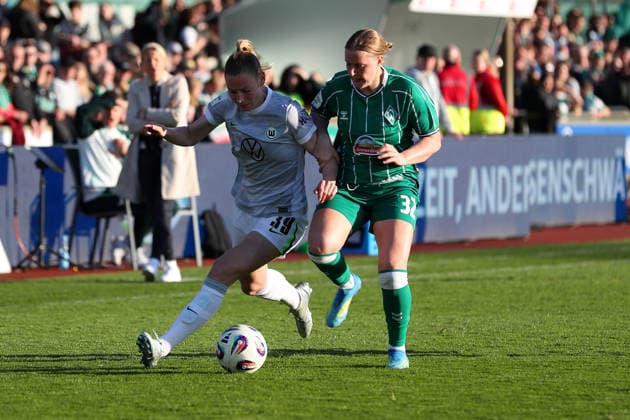 Bremen vs VfL, BL Frauen Bremen, 22.04.2026, Fußball, Frauen, Google Pixel Bundesliga, Saison 2025 2026, SV Werder Bremen vs VfL Wolfsburg, Sarai Linder (VfL Wolfsburg), Sarah Gutmann (Werder Bremen) Deutschland