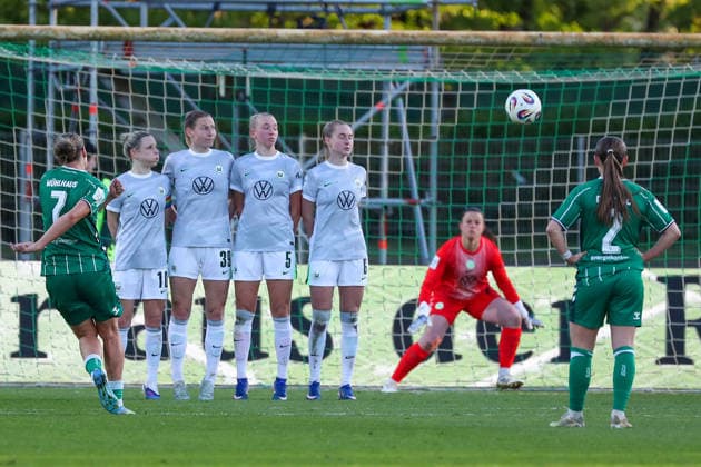 Bremen vs VfL, BL Frauen Bremen, 22.04.2026, Fußball, Frauen, Google Pixel Bundesliga, Saison 2025 2026, SV Werder Bremen vs VfL Wolfsburg, Larissa Mühlhaus (Werder Bremen), Torfrau Martina Tufekovic (VfL Wolfsburg) Deutschland