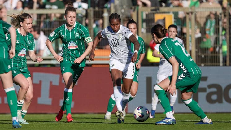 v.li.: Juliane Wirtz (SV Werder Bremen, 28), Michelle Ulbrich (SV Werder Bremen, 5), Lineth Beerensteyn (VfL Wolfsburg, 9) und Hanna Nemeth (SV Werder Bremen, 23) im Dreikampf, Zweikampf, Duell, Dynamik, Aktion, Action, Spielszene, DIE DFB-RICHTLINIEN UNTERSAGEN JEGLICHE NUTZUNG VON FOTOS ALS SEQUENZBILDER UND ODER VIDEOÄHNLICHE FOTOSTRECKEN. DFB REGULATIONS PROHIBIT ANY USE OF PHOTOGRAPHS AS IMAGE SEQUENCES AND OR QUASI-VIDEO., 22.04.2026, Bremen (Deutschland), Fussball, Google Pixel Frauen-Bundesliga, SV Werder Bremen - VfL Wolfsburg