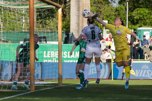 22.04.2026, xgrfx, Fussball Google Pixel Frauen-Bundesliga, SV Werder Bremen - VfL Wolfsburg v.l. Janina Minge (VfL Wolfsburg), Mariella El Sherif (Werder Bremen) (DFL DFB REGULATIONS PROHIBIT ANY USE OF PHOTOGRAPHS as IMAGE SEQUENCES and or QUASI-VIDEO) Bremen