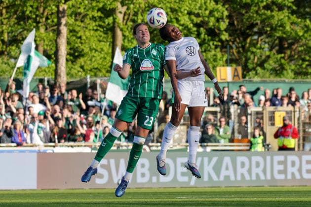 22.04.2026, xgrfx, Fussball Google Pixel Frauen-Bundesliga, SV Werder Bremen - VfL Wolfsburg v.l. Hannah Nemeth (Werder Bremen), Lineth Beerensteyn (VfL Wolfsburg) (DFL DFB REGULATIONS PROHIBIT ANY USE OF PHOTOGRAPHS as IMAGE SEQUENCES and or QUASI-VIDEO) Bremen