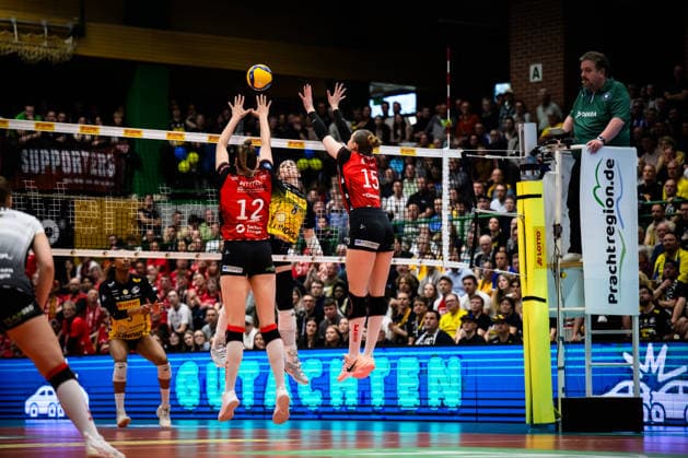 22.04.2026, Sporthalle Wolfsgrube, Suhl Volleyball, Bundesliga Frauen Play-offs, Finale, VfB Suhl LOTTO Thüringen Thueringen vs. Dresdner SC Angriff Mackenzie Foley ( 8 Suhl) - Doppelblock Block Mette Marleen Pfeffer ( 12 Dresden), Marta KameÌ lija Levinska ( 15 Dresden)