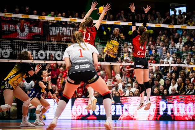 22.04.2026, Sporthalle Wolfsgrube, Suhl Volleyball, Bundesliga Frauen Play-offs, Finale, VfB Suhl LOTTO Thüringen Thueringen vs. Dresdner SC Angriff Sanaa Dotson ( 9 Suhl) - Doppelblock Block Amanda Siksna ( 11 Dresden), Emma Grome ( 4 Dresden)