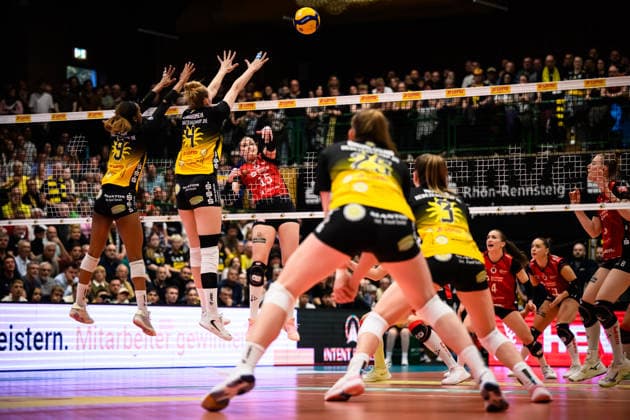 22.04.2026, Sporthalle Wolfsgrube, Suhl Volleyball, Bundesliga Frauen Play-offs, Finale, VfB Suhl LOTTO Thüringen Thueringen vs. Dresdner SC Doppelblock Block Sanaa Dotson ( 9 Suhl), Roosa Laakonen ( 4 Suhl) - Angriff Marta KameÌ lija Levinska ( 15 Dresden)