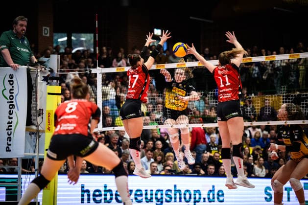 22.04.2026, Sporthalle Wolfsgrube, Suhl Volleyball, Bundesliga Frauen Play-offs, Finale, VfB Suhl LOTTO Thüringen Thueringen vs. Dresdner SC Doppelblock Block Lorena Lorber Fijok ( 17 Dresden), Amanda Siksna ( 11 Dresden) - Angriff Monika Brancuska ( 25 Suhl)